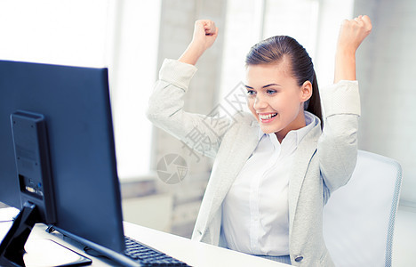 办公室里电脑的快乐女商人的照片办公室里电脑的女商人图片