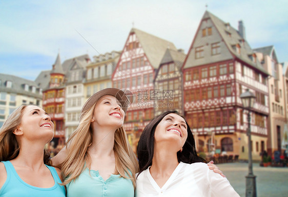 旅行,旅游暑假群快乐的微笑的女人朋友法兰克福的主要城市背景法兰克福快乐的女人主要背景图片