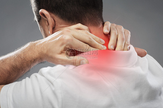 人,医疗保健问题密切的人痛苦按摩他的脖子灰色背景靠近患颈部疼痛的人图片