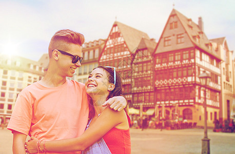 旅游,旅游人的快乐的微笑青少夫妇拥抱看方法兰克福的主要城市背景法兰克福市快乐的青少耦合器图片