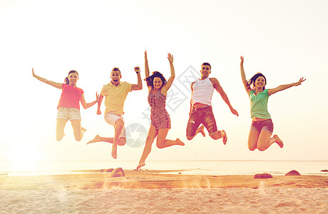 友谊,暑假,假期,聚会人的群微笑的朋友海滩上跳舞跳跃微笑的朋友海滩上跳舞跳跃图片