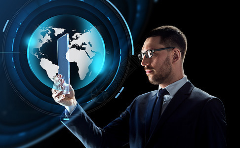 商业,增强现实未来的技术商人眼镜工作与透明平板电脑虚拟地球全息图黑色背景拥平板电脑虚拟地球仪的商人图片