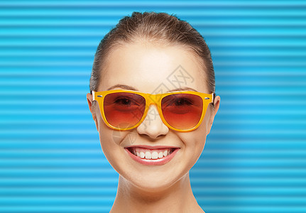 人,夏季配饰眼镜幸福的十几岁女孩轻妇女的肖像蓝色肋骨背景快乐的少女女人阴影图片