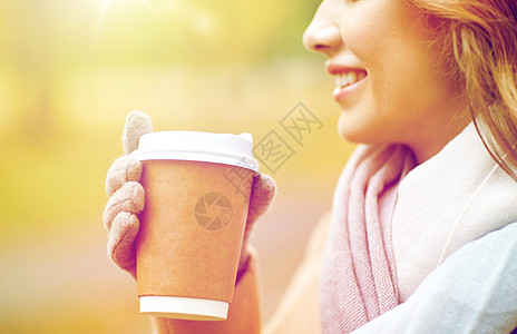 季节,热饮,广告人们的美丽的快乐轻妇女喝咖啡茶次纸杯秋季公园秋天的公园里,用咖啡亲密的快乐女人图片