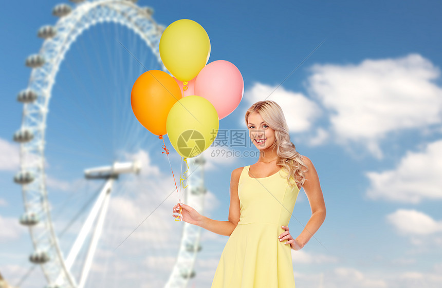 人,娱乐活动夏天的快乐的轻女人十几岁的女孩穿着衣服,摩天轮天空背景上氦气球快乐的女人摩天轮上气球图片