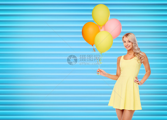 人们,假期夏季派的快乐的轻妇女十几岁的女孩穿着衣服,带肋的蓝色背景上氦气球穿着氦气气球的快乐女人图片