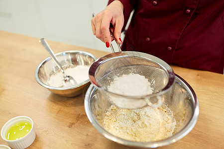 烹饪食物,烘焙人们的厨师用筛子筛粉碗里,糊厨师碗里筛粉,糊图片
