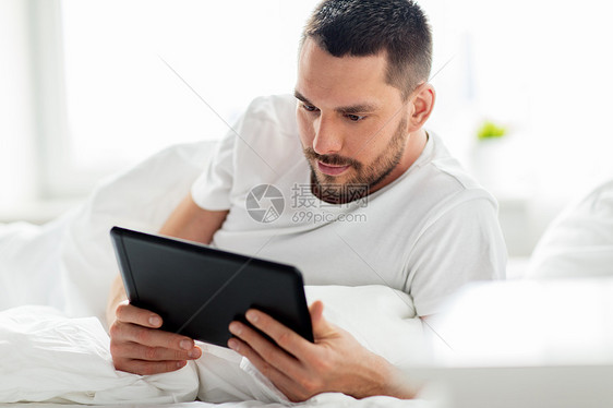 技术互联网通信人的轻人家里卧室的床上平板电脑轻人家里卧室的床上平板电脑图片