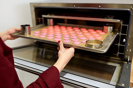 烹饪,糖果人的厨师与马卡龙烤箱托盘包店厨师与马卡龙烤箱托盘糖果图片