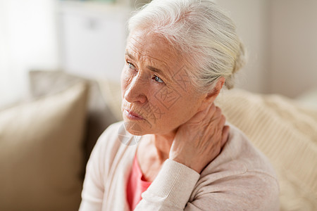 老妇女患颈部疼痛图片