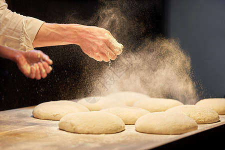 厨师在制作烘焙面包图片