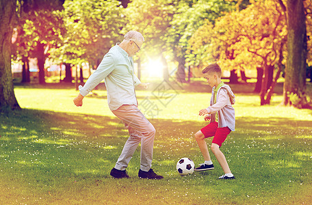 家庭,世代,游戏,体育人的快乐的祖父孙子夏天的公园踢足球老人男孩夏天的公园踢足球图片