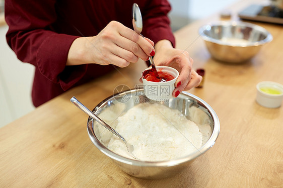 烹饪,烘焙人们的厨师手与粉碗食品颜色添加剂制造糊厨师用粉把食物的颜色加碗里图片