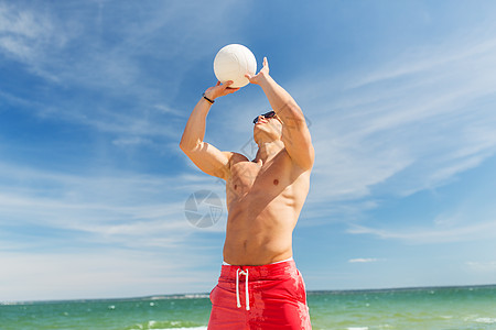 夏天,运动,健身人们的轻人海滩上打排球带球的轻人海滩上打排球图片