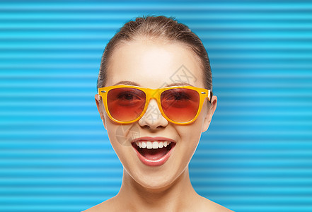 人,夏季配饰眼镜幸福的十几岁女孩轻妇女的肖像蓝色肋骨背景快乐的少女女人阴影图片