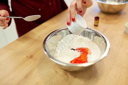 烹饪,烘焙人们的厨师手与粉碗食品颜色添加剂制造糊厨师用粉把食物的颜色加碗里图片