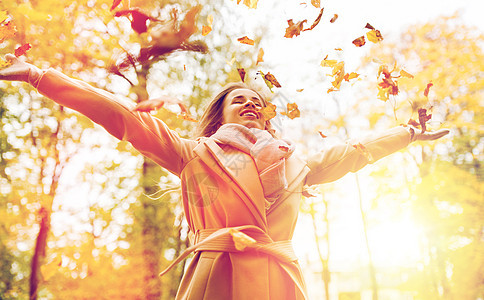 季节人们的美丽的快乐的轻女人秋天的公园里树叶玩快乐的女人秋天的公园里玩树叶图片