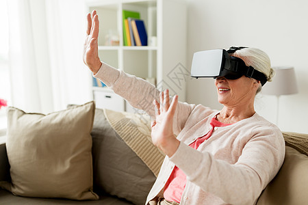 老人头戴VR设备图片