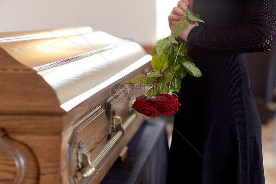 带着红玫瑰教堂的葬礼哀悼图片
