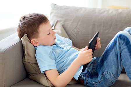 休闲,儿童,技术人的小男孩与平板电脑家里家里平板电脑的小男孩图片