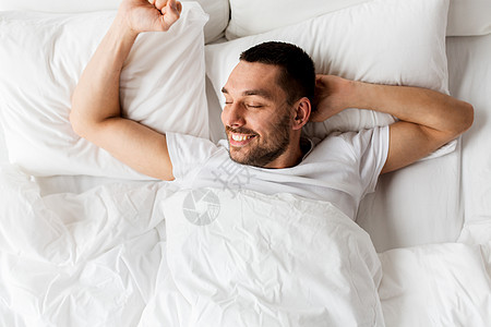 人,睡觉休息的男人躺家里的床上躺家里床上的男人图片