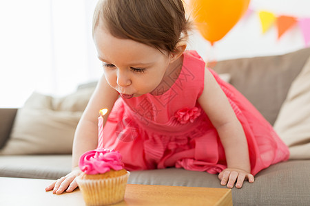 聚会轰趴童,人庆祝快乐的女婴蜡烛蛋糕上生日聚会家里生日时蜡烛的女孩背景