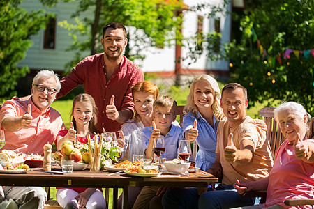 休闲,假日人们的快乐的家庭,节日的晚餐夏季花园聚会,并竖大拇指快乐的家庭吃晚饭夏季花园派图片