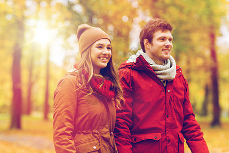 爱,关系,季节人的快乐的轻夫妇秋天的公园散步快乐的轻夫妇秋天的公园散步图片