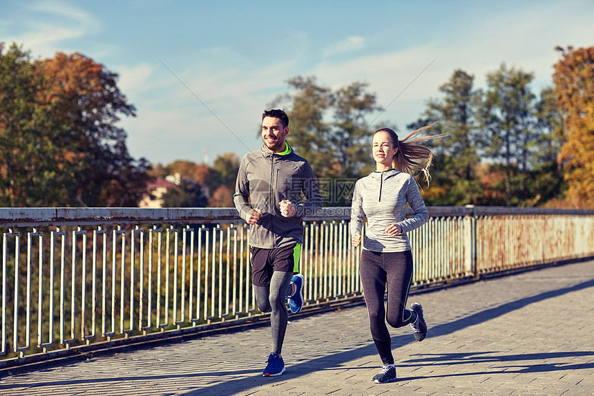 健身,运动,人生活方式的快乐的夫妇户外跑步快乐的夫妇户外跑步图片
