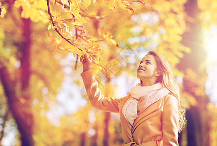 季节人的美丽快乐的轻女人秋天的公园散步美丽快乐的轻女人秋天的公园散步图片