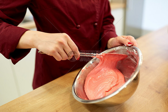 烹饪,食物人的厨师与铲子搅拌马卡龙糊奶油碗糕点店厨师糖果店通心粉糊图片