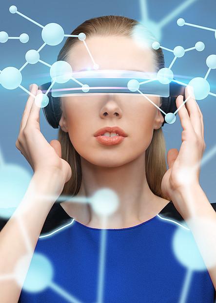 增强现实,科学,技术人的美丽的女人未来的三维眼镜与分子虚拟投影蓝色背景虚拟现实中的女带分子的三维眼镜图片