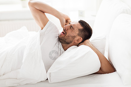人,睡觉休息的男人躺家里的床上躺家里床上的男人图片