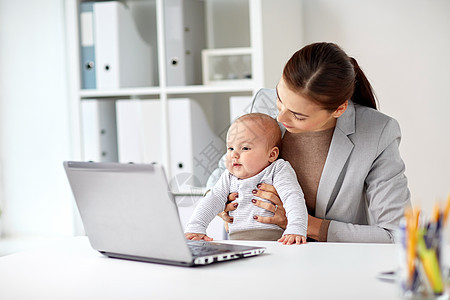 商业,母亲,多任务,家庭人的快乐的微笑女商人与婴儿笔记本电脑办公室工作快乐的女商人办公室带着婴儿笔记本电脑图片