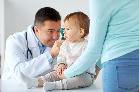 医学,医疗,儿科人的耳鼻喉科医生医生检查婴儿耳朵与耳镜轻妇女诊所医生用耳镜检查婴儿耳朵诊所图片