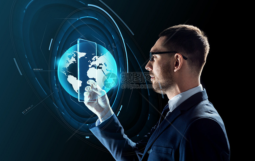 商业,增强现实未来的技术商人眼镜工作与透明平板电脑虚拟地球全息图黑色背景拥平板电脑虚拟地球仪的商人图片