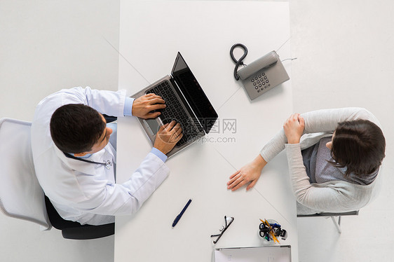 医学,医疗人的医生与笔记本电脑轻的病人妇女受伤的手会议医院带笔记本电脑的医生医院的女病人图片