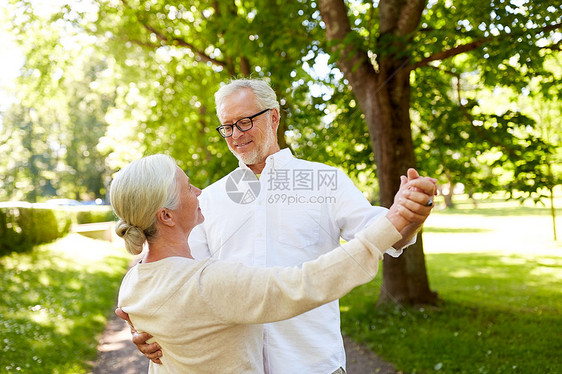 老,关系人的快乐的老夫妇夏季城市公园跳华尔兹快乐的老夫妇夏季城市公园跳舞图片