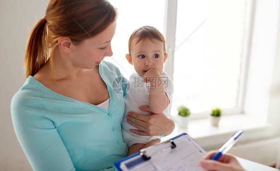 医学,医疗,儿科人的快乐的女人与婴儿医生与剪贴板诊所快乐的女人婴儿医生诊所图片