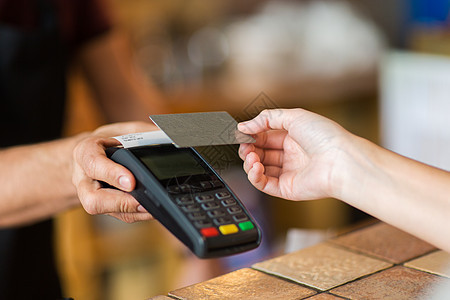 现代技术人的男人酒保与支付终端客户的手与信用卡咖啡厅酒吧手支付终端信用卡图片