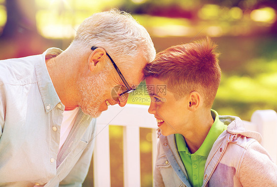 家庭,世代,沟通人的快乐的祖父孙子夏季公园夏天公园的祖父孙子图片