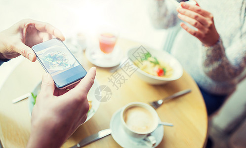 人,技术,饮食约会的亲密的夫妇与智能手机想象的食物咖啡馆餐馆特写夫妇智能手机拍摄食物图片