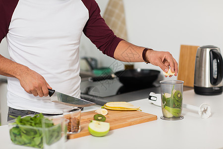 健康饮食,素食,饮食人的男人与搅拌机水果烹饪家里厨房家里厨房里搅拌机水果烹饪的男人图片