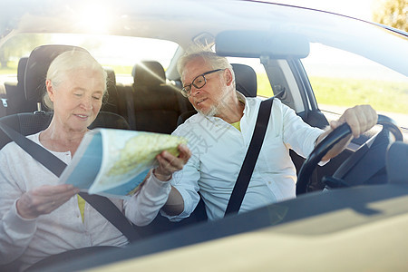 公路旅行,旅行老人的快乐的老夫妇与驾驶汽车幸福的老夫妇带着开车图片