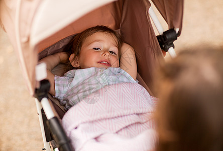 童,休息人的快乐的孩子婴儿躺婴儿车户外小孩子婴儿躺户外婴儿车里图片