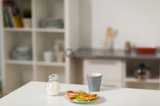 食物饮食三明治与咖啡杯奶油早餐家庭厨房的桌子上家里厨房里带咖啡奶油的三明治图片