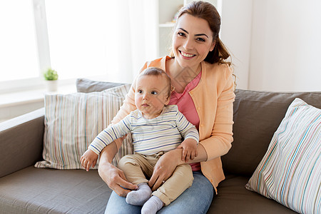 家庭,孩子母亲的快乐的微笑轻母亲小婴儿家里快乐的轻妈妈小宝宝家图片