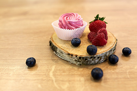 食物,糖果糖果的Zephyr,棉花糖鲜奶油与浆果木架上浆果的棉花糖图片