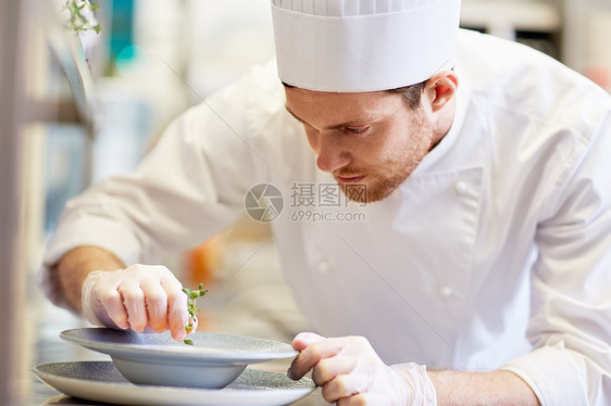 食物烹饪,职业人的快乐的男厨师餐厅厨房提供盘汤快乐的男厨师餐厅厨房烹饪食物图片