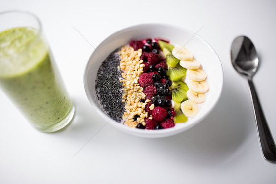 健康的饮食,食物饮食璃与果汁冰沙碗酸奶与水果种子冰沙碗带水果种子的酸奶图片